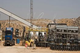 Image du Maroc Professionnelle de  Des ouvriers de STROC Industrie s'activent dans la construction de la Cimenterie Ait Baha à Agadir, Mardi 22 Juin 2010. STROC est une société marocaine qui exerce son métier dans le domaine de l’ingénierie d’exécution pour les industries de procédé, les réalisations à son actif l’ont conduit à développer une expertise et un savoir-faire fort dans la construction ainsi que dans différents métiers afin d'offrir des solutions clé en main pour satisfaire au mieux ses clients. Parmi ces réalisations ont trouve : des unités de stockage et de traitement de produits liquides ou gazeux, installations de manutention et de traitement de produits en vrac ainsi que dans les domaines de Ingénierie Etudes, Génie Civil, Chaudronnerie, Structure Métallique, Tuyauterie, Montage, Maintenance, Bâtiments industriels, Logistiques, Tertiaires et Ouvrages d’Art. (Photo / Abdeljalil Bounhar) 